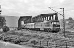 Die Hallenser 132 379 biegt mit dem "Transitzug" D 303 (Berlin - München) auf der Saalebrücke bei Großheringen auf die Saalebahn ab. Die Brücke bildet auch die Grenze zwischen Sachsen-Anhalt und Thüringen. Das Gleis im Vordergrund ist die Verbindung vom Bahnhof Großheringen auf die Saalebahn.  (1980) <i>Foto: Martin Heller</i>