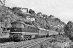 132 606 (Bw Halle P) mit einem Schnellzug an den Dornburger Schlössern. Hinter der Lok ist ein Vorkriegswagen der Deutschen Post eingereiht. (11.1980) <i>Foto: Martin Heller</i>