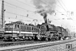 Im Lokwechselbahnhof Camburg waren solche Begegnungen nicht ungewöhnlich. Die Hallenser 211 002 übergibt ihren Güterzug an die Saalfelder 41 1225. (20.02.1983) <i>Foto: Martin Heller</i>