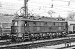 Bereits 1975 wurde festgelegt, dass E 18 31 (Baujahr 1937) zum zukünftigen Traditionspark der DR gehören sollte. Am 1. Januar 1983 schied die Lok aus dem Betriebsdienst aus und wurde in den Bestand betriebsfähiger Traditionslokomotiven übernommen. 218 031 vom Bw Halle P ist hier im Bahnhof Camburg eingetroffen. (20.02.1983) <i>Foto: Martin Heller</i>