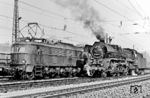 Lokwechsel im Bahnhof Camburg. Erstaunlicherweise ist die Dampflok 41 1225 vom Bw Saalfeld 3 Jahre jünger als die Hallenser 218 031.  (20.02.1983) <i>Foto: Martin Heller</i>