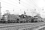 Treffen aller drei Traktionarten im Bahnhof Camburg: 218 031 aus Halle, 41 1225 aus Saalfeld und 132 006 aus Halle. (20.02.1983) <i>Foto: Martin Heller</i>