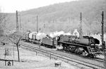 01 1514 fuhr im Januar und Februar 1982 in den Plänen der Göschwitzer 41 1125 und 41 1150, da noch keine ausreichende Anzahl an Loks der BR 41 einsatzbereit war. Ergänzt wurde der Umlauf für eine kurze Zeit durch die 52 8022. Für die 01 1514 waren dies völlig ungeeignete Einsätze vor viel zu schweren Güterzügen. Ihre letzte Hauptuntersuchung im Raw Meiningen lag zwar erst 1,5 Jahre zurück, dennoch war die Lok schon stark verschlissen. Der Einsatz in den nahezu reinen Güterzugumläufen tat sein Übriges. Vor dem Dg 50629 nach Saalfeld (Saale) wartet 01 1514 in Camburg auf die Ausfahrt. (28.01.1982) <i>Foto: Thomas Fischer</i>