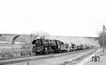 Auf der Hinfahrt nach Camburg war 01 1514 (vor dem Dg 55446 bei Göschwitz) ihres Lokschildes an der Rauchkammertür beraubt. Sie erhielt dann kurzerhand ein Lokschild aus Pappe, mit dem sie die Rückfahrt bestritt. (28.01.1982) <i>Foto: Thomas Fischer</i>