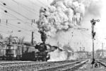 41 1125 beschleunigt einen Personenzug nach Saalfeld (Saale) aus dem damaligen Umspannbahnhof Camburg, wo der Fahrdraht aus Richtung Norden endete. Links steht die Hallenser 218 031, die seit Januar 1983 zum Traditionspark der DR gehörte. (20.02.1983) <i>Foto: Martin Heller</i>