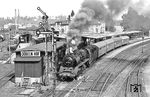 Ausfahrt der Nossener 50 3529 vor P 7768 mit viel Eisenbahn-Flair in Döbeln Hbf. (11.08.1982) <i>Foto: Thomas Fischer</i>