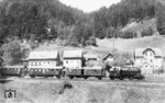 71 001 (Zweitbesetzung) mit P 379 bei Lauenstein (Oberfr) auf dem Weg nach Saalfeld (Saale). Die  Baumusterlok (BMAG, Baujahr 1934) war ab 19.05.1935 dem Bw Bamberg zugeteilt und wurde am 17.04.1937 an das Bw Nürnberg Hbf weitergereicht. (14.06.1935) <i>Foto: DLA Darmstadt (Bellingrodt)</i>
