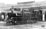 Porträtaufnahme der 74 1189 vor dem Ringlokschuppen im Heimat-Bw Berlin Görlitzer Bf (Gzb). Die Rauchkammertür ziert ein typisches Zuglaufschild der Berliner Stadtbahn. Das Bw Gzb bediente mit der Baureihe 74 den Vorortverkehr vom Görlitzer Bahnhof nach Königs Wusterhausen. Der 24-ständige Lokschuppen zeigt sich in Berliner Bw-Architektur - zweifarbiges Klinkermauerwerk aus hauptsächlich gelben Klinkern mit roten Zierreihen. (15.06.1932) <i>Foto: DLA Darmstadt (Bellingrodt)</i>