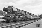 41 1036 vom Bw Saalfeld (Saale) im Sommer 1975 mit einem Personenzug in Jena. Ursprünglich plante die Reichsbahn die Baureihe bis Ende 1977 aus dem Betriebsdienst zu nehmen. Die Ölkrise Anfang der 1980er Jahre machte ihr einen Strich durch die Rechnung. So tauchte die 41er überraschenderweise auch Anfang des Jahres 1982 wieder auf der Saalebahn auf. (08.1975) <i>Foto: Martin Heller</i>