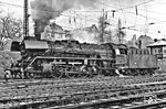 Im Bahnhof Camburg übernimmt 41 1125-8 einen Personenzug nach Saalfeld (Saale). Ab 1967 wuchs die Bedeutung des Bahnhofs Camburg, da hier die aus Richtung Norden kommende wieder neu aufgebaute Oberleitung endete. So wurden bis zur erneuten Elektrifizierung im Mai 1995 fast alle Züge, die nach Süden unterwegs waren, in Camburg umgespannt. Im Sommerfahrplan 1976 waren dies 54 Züge pro Tag. Dies erforderte hunderte Rangierbewegungen täglich. Güterzüge wurden in die Frachtgruppen nach Naumburg (Saale) und Weißenfels getrennt.  (20.02.1983) <i>Foto: Martin Heller</i>