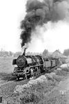 Die ölgefeuerten 50.00 des Bw Wittenberge (Est. Neustadt/Dosse) bespannten Güterzüge bis Wustermark. 50 0005 hat mit dem Dg 57266 soeben Wustermark verlassen. (15.05.1981) <i>Foto: Thomas Fischer</i>