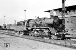 Die ölgefeuerte 50 0035 (ex 50 1274, ex 50 3617) im Bahnhof Angermünde. Zwischen 1966 und 1971 erhielten 72 Maschinen der Baureihe 50.35 eine Ölhauptfeuerung. Die plötzliche Abstellung der Baureihe im Jahr 1981 war eine energiepolitische Entscheidung, weil sich damals die Rohölpreise für die DDR sprunghaft erhöhten. Zudem konnte man mittlerweile das Bunkeröl D chemisch weiterverarbeiten, sodass man es nicht mehr in Lokomotiven verfeuern wollte. Für 50 0035 waren die Tage auch gezählt. (24.08.1981) <i>Foto: Thomas Fischer</i>