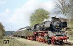50 3511 bei einem Fotohalt in Lychen. Auf der Kursbuchstrecke 916 Fürstenberg – Templin – Eberswalde verkehrten bis 2020 zwischen Fürstenberg und Templin erfolgreich Fahrrad-Draisinen. Nach einem Verkauf der Strecke an einen Schrotthändler wurden die Gleise ihrer Stahlbestandteile am Oberbau durch Verschrotten beraubt. 2023 standen die Draisinen immer noch in Fürstenberg. Die Strecke wächst nun zu und ist als Eisenbahninfrastruktur verloren. (08.05.1982) <i>Foto: Thomas Fischer</i>