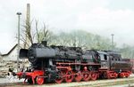 52 8001 (Bw Angermünde) war mit einem weiteren Sonderzug aus Eberswalde in Templin eingetroffen. In Templin wurde auch die Pasewalker 01 0526 farblich gut aufgefrischt neben 118 266 (Bw Neustrelitz/Est. Templin) ausgestellt. Für 01 0526 war es der letzte öffentliche Auftritt vor ihrer Verschrottung. (08.05.1982) <i>Foto: Thomas Fischer</i>