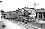 50 3529 rollt mit Ng 61345 am Bw Nossen vorbei in den Nossener Güterbahnhof, wo der Zug enden wird. Die hölzernen Schwingtore der Lokstände im Bw wurden im Folgejahr durch Rolltore ersetzt. (11.08.1982) <i>Foto: Thomas Fischer</i>