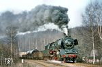 Im März 1984 verkehrten die Züge zwischen Hartenstein und Schlema auf dem "falschen" Gleis, was neue Fotomöglichkeiten eröffnete. 50 3519 vom Bw Karl-Marx-Stadt dampft mit Dg 54311 nach Aue (Sachs) bei Hartenstein vorbei. (24.03.1984) <i>Foto: Thomas Fischer</i>