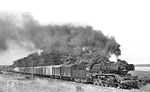 50 3682 (Bw Güsten, Est Staßfurt) war im Sommer 1987 gemeinsam mit 41 1231 zwischen Güsten und Magdeburg als eine der letzten Dampfloks der Einsatzstelle Staßfurt unterwegs. Dabei war nie garantiert, dass auch ein Wagenzug befördert wurde, viele Fahrten geschahen auch als Lz. Am 06. Juli 1987 gelang es in Perfektion: Ein optisches und akustisches Erlebnis spielte sich am Ng 61755 in Höhe des Einfahrsignales aus Richtung Magdeburg/Schönebeck ab. Circa 300 m hinter dem Zugschluss überspannt seit dem Jahr 1995 die A 14 (Dresden)-Halle-Magdeburg(-Wismar) auf einem Brückenbauwerk die immer noch eingleisige Strecke bei Eickendorf. (06.07.1987) <i>Foto: Thomas Fischer</i>