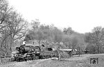 Die Glauchauer 50 3673 räuchert im Muldental bei Wolkenburg mit Dg 56353 an einem Bahnwärterhaus vorbei. (30.04.1987) <i>Foto: Thomas Fischer</i>