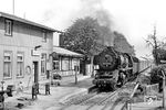 Die Oebisfelder 50 3706 (mit eingekürzter Schürze) kommt mit P 18335 aus Oebisfelde in Salzwedel Altstadt an. (31.08.1981) <i>Foto: Thomas Fischer</i>