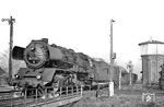 50 3708 des Bw Halberstadt rangierte von 12 bis 16 Uhr die Wagen ihres Nahgüterzuges im Güterbahnhof Nienhagen zurecht. Anschließend bespanntesie als Vorspannlok vor 50 3629 den Kokszug über Halberstadt nach Blankenburg. Der Wasserturm mit dem Wasserkran, das mechanische Gleissperrsignal und die mechanische Vollschranke sind wie aus einer anderen Zeit. Die Lok eigentlich auch, aber sie existiert noch in Blankenburg/Harz. Die Traditionsgemeinschaft 50 3708 arbeitet an der betriebsfähigen Aufarbeitung der Lok und ihrem Tender 2'2'T26.  (10.02.1982) <i>Foto: Thomas Fischer</i>