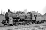 Wie ihre Schwestermaschine 57 2139 (vgl. Bild-Nr. 102094) hatte auch die Stendaler 57 4245 ihre besten Zeiten hinter sich. Auch sie wurde noch 1970 z-gestellt, am 22.01.1971 ausgemustert und im Oktober 1971 zerlegt. Sie besitzt einen vierachsigen Tender der Bauart 2'2' T 16 mit Kohlekastenaufbau. Das Führerhaus ist ein Neubau ohne Lüfteraufsatz. (01.05.1970) <i>Foto: Rudi Lehmann, Slg. A. Höfig</i>