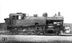 Von der preußischen T 10 wurden 12 Exemplare für den Schnellverkehr zwischen den Kopfbahnhöfen Wiesbaden und Frankfurt/Main beschafft. Die 41 km lange Strecke sollte ohne Wenden der Lokomotive betrieben werden. Da die Laufeigenschaften bei Rückwärtsfahrt nicht überzeugten, wanderten sie alsbald in andere Einsatzgebiete ab. 1925 reihte die Reichsbahn noch 11 Maschinen als Baureihe 76 ein. Ab 1935 wurden die Loks beim Bw Darmstadt vereint, wo auch dieses Lokporträt der 76 001 entstand. (07.04.1937) <i>Foto: DLA Darmstadt (Bellingrodt)</i>