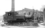 98 1504 steht vor der Lokschuppeneinfahrt im Heimat-Bw München-Thalkirchen. Die ehemalige Lok 69 der Lokalbahn AG München (LAG) wurde zum 1. Januar 1939 in den Reichsbahn-Bestand übernommen.  (10.06.1939) <i>Foto: RVM-Filmstelle Berlin (Bellingrodt)</i>