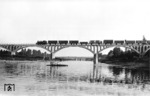 98 706 (Bw Würzburg) überquert mit einem Nahgüterzug die Mainbrücke kurz vor dem Bahnhof Kitzingen-Etwashausen. Die Brücke an der Strecke nach Schweinfurt wurde am Ende des Zweiten Weltkrieges in der Nacht vom 4. auf den 5. April 1945 von der Wehrmacht gesprengt.  (08.09.1934) <i>Foto: DLA Darmstadt (Bellingrodt)</i>