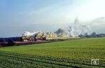 Die Dresdener Traditionsloks 01 2137 und 03 001 mit Sonderzug D 23301 bei Syrau nahe Rosenbach/Vogtl.  (03.11.1990) <i>Foto: Wolfgang Bügel</i>