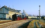 01 2137 und 03 001 rollen mit Sonderzug D 23301 nach Hof durch den Bahnhof Mehltheuer. Vor dem Zweiten Weltkrieg besaß der Bahnhof 29 Gleise mit Lokbehandlungsanlagen, einem Heizhaus mit 18-Meter-Drehscheibe, Wasserstationsgebäude und Kohleschuppen. Nach dem Zweiten Weltkrieg wurden mehrere Gleise demontiert, die Drehscheibe 1970 ausgebaut. Von den ehemals 29 Gleisen sind heute noch sieben vorhanden. Seit 1991 ist die Zweigleisigkeit in Richtung Plauen wieder hergestellt, ab 1993 auch in Richtung Hof. Mit Inbetriebnahme eines neuen Stellwerkes wurden die Stellwerke W1, W2 und W3 aufgelassen und W1 und W2 im Jahr 2005 abgerissen. Das Empfangsgebäude wurde im Herbst 2014 abgerissen.  (03.11.1990) <i>Foto: Wolfgang Bügel</i>