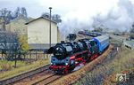 58 3047 folgte in Weischlitz mit dem zweiten Teil des Sonderzuges (D 23302) nach Adorf (Vogtl). (03.11.1990) <i>Foto: Wolfgang Bügel</i>
