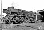 41 1130 vom Bw Saalfeld (Saale) mit Reko-Kessel in der Einsatzstelle Göschwitz. Auch die Deutsche Reichsbahn hatte Schwierigkeiten mit den alten Kesseln aus nicht alterungsbeständigem St 47 K. Die Herabsetzung des Kesseldruckes von 20 auf 16 bar hatte die Schadanfälligkeit zwar verlangsamen, jedoch nicht aufhalten können. Von den 1955 im Erhaltungsbestand der DR verzeichneten 112 Lokomotiven der Baureihe 41 waren nur 12 Maschinen bereits mit einem St-34-Ersatzkessel „Bauart 1943“ ausgerüstet und somit „unbedenklich“. Die Probleme mit den St-47-K-Kesseln nahmen aber massiv zu. Reparaturschweißungen führten nicht zum gewünschten Erfolg, sondern versprödeten das Material noch mehr, und die Gefahr von Rissbildung und Kesselzerknall war größer denn je. Wegen zunehmender Schwierigkeiten musste die DR 1956 über 300 Lokomotiven mit St 47 K-Kesseln abstellen, was schlagartig zu einem enormen Lokomotivengpass führte. Weil sich die Lieferung der bestellten Neubaukessel immer wieder verzögerte, wurden bis Januar 1959 noch 21 Lokomotiven der Baureihe 41 mit Nachbaukesseln ausgerüstet, die nach den alten Zeichnungssätzen gefertigt waren. Später verbaute die DR, wie in 41 1130, den Rekokessel Typ 39E, der wie der DB-Neubaukessel ein Verbrennungskammerkessel war, aber aufgrund größerer Rost- und Heizfläche bei günstigem Verhältnis von Strahlungs- zu Rohrheizfläche mit 15 t/h über eine erheblich höhere Dampfleistung verfügte.  (09.1983) <i>Foto: Martin Heller</i>