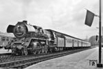 41 1130 mit einem Personenzug in Jena. Eigentlich sollte die Baureihe 41 bis spätestens 1978 bei der DR verschwinden. Die Ölkrise 1979/80 und deren Auswirkungen auf die Wirtschaft der DDR bescherte auch etlichen Maschinen der Baureihe 41 eine kurze Rückkehr in den Betriebsdienst. Sogar einige zur Zerlegung vorgesehene Lokomotiven wurden aufgearbeitet und erhielten eine neue Hauptuntersuchung. Insgesamt arbeitete das Raw Meiningen zwischen 1980 und 1983 23 Lokomotiven dieser Baureihe noch einmal auf. (05.1975) <i>Foto: Martin Heller</i>