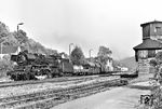 41 1150 mit einem Güterzug auf dem Weg nach Saalfeld (Saale) in Orlamünde. Das mechanische Wärterstellwerk "Ow" ging am 31.10.2004 vom Netz. (21.10.1983) <i>Foto: Martin Heller</i>