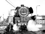 Die Saalfelder 41 1155 auf der Drehscheibe der Einsatzstelle Göschwitz. Ihr eher klassisches Aussehen mit Oberflächenvorwärmer rührt daher, dass sie ab 20.12.1971 den Ersatzkessel (Krauß-Maffei 16381/1944) von 41 267 bekam, aber keinen Reko-Kessel. (12.1974) <i>Foto: Martin Heller</i>