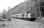 110 292 (Bw Erfurt/Est Weimar) mit alten Vorkriegs-Liegewagen im P 17510 zwischen Kraichfeld und Tannroda. Zu dieser Zeit besaß der Bahnhof Tannroda sogar noch eine Mitropa-Gaststätte. (02.05.1982) <i>Foto: Thomas Fischer</i>