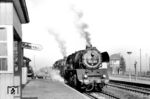 Die Halberstädter 50 3708 und 50 3629 vor einem Güterzug in Nienhagen. (10.02.1982) <i>Foto: Thomas Fischer</i>
