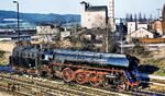 Im schönsten Abendlicht zeigt sich 01 0510 in der Ausfahrt ihres Heimat-Bw Saalfeld (Saale). Im Hintergrund ist das 'Bürgerliche Brauhaus Saalfeld' aus dem Jahr 1892 zu sehen. Auf Beschluss der sowjetischen Besatzungsmacht enteignete man die Brauerei 1948 und gliederte sie in die Vereinigung Volkseigener Betriebe (VEB) ein. Obwohl sich die Brauerei nach der Wiedervereinigung Deutschlands in einem technisch total veralteten Zustand befand mit ebenso schlechter Bausubstanz der Gebäude, konnte die mittelständische Brauerei wieder Fuß fassen und ihr Produktionsvolumen auf mittlerweile 53.000 Hektoliter (2020) steigern. (03.1980) <i>Foto: Karsten Risch</i>