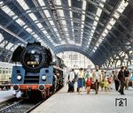 01 0522 ist mit E 800 aus Saalfeld auf Gleis 4a im Hauptbahnhof von Leipzig eingefahren. Die Reisenden beachten die damals noch alltägliche Dampflok nicht. (1981) <i>Foto: Karsten Risch</i>