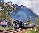 Unterhalb der bekannten Dornburger Schlösser dampft die kohlegefeuerte 01 1512 nach Saalfeld (Saale) dahin. Auch sie verdankt ihre kurzzeitige Renaissance der Ölkrise von 1979/80. (1980) <i>Foto: Karsten Risch</i>