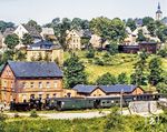 99 1561 mit P 14287 aus Wolkenstein vor dem Empfangsgebäude in Jöhstadt. Mit Ende der Schmalspurbahn wurde das Gebäude als Kinderkrippe genutzt. Im Jahr 2014 wurde das Vorhaben „Neuer Bahnhof Jöhstadt“ gestartet, das in einem auf mehrere Jahre und über mehrere Bauabschnitte angelegten Umfang zur finalen Wiederherstellung des kompletten Bahnhofsgeländes in Jöhstadt führen soll. Als neuer Bahnhof wird das Projekt dabei nicht nur genannt, weil die Gleisanlagen zwischen Lokschuppen und dem Bahnübergang Dürrenberg neu angelegt werden müssen, sondern weil es tatsächlich ein neuer Bahnhof sein wird.  (07.1982) <i>Foto: Karsten Risch</i>