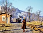 Eine einsame Reisende erwartet den P 14287 nach Jöhstadt mit 99 1582 in Großrückerswalde. (02.1980) <i>Foto: Karsten Risch</i>