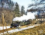 Auf dem Weg nach Jöhstadt dampft 99 1582 an der alten Mühle am Mühlgraben bei Steinbach vorbei. (02.1980) <i>Foto: Karsten Risch</i>