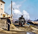 Über den durch Posten gesicherten Bahnübergang an der Bahnhofstraße macht sich 99 1582 auf den Weg in die Jöhstädter Lokstation. (02.1980) <i>Foto: Karsten Risch</i>