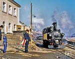 Über den ordnungsgemäß gesicherten Bahnübergang am Bahnhof Jöhstadt dampft 99 1582 ins Bw. (02.1980) <i>Foto: Karsten Risch</i>