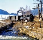 Nicht so beliebt war die rückwärtsfahrende Leistung des P 14290 von Jöhstadt nach Wolkenstein, mit dem 99 1582 den Bahnhof Schmalzgrube erreicht. Hier mündet die Schwarzwasser in die Preßnitz. Die Bahn überquert gerade das Flüsschen Schwarzwasser. (02.1980) <i>Foto: Karsten Risch</i>