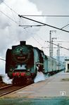 01 2118 fährt mit einem Schnellzug durch Dresden Mitte. Der 1897 als Haltestelle Wettiner Straße eröffnete Bahnhof liegt an der Verbindungsbahn zwischen Dresden Hauptbahnhof und dem Bahnhof Dresden-Neustadt.  (1977) <i>Foto: Robin Fell</i>