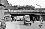 03 096 vom Bw Berlin Ostbf ist mit dem D 111 aus Köln im damaligen Grenzbahnhof Berlin Friedrichstraße eingetroffen. Nach dem 13. August 1961, dem Tag der Errichtung der Berliner Mauer, wurde der Bahnhof nach einer provisorisch organisierten Übergangsphase in eine stark befestigte und überwachte Grenzübergangsstelle ausgebaut. (07.1969) <i>Foto: Jürgen Munzar</i>