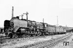 Die "Jugendbrigadelok" 03 098 vom Bw Leipzig Hbf West, noch mit Altbaukessel und Wagnerblechen ausgerüstet, steht vor der alten Halle im Hauptbahnhof Karl-Marx-Stadt (Chemnitz). Anfang 1971 wurde sie mit einem Verbrennungskammerkessel (Raw Halberstadt 263/1962) ausgerüstet, der vorher in 22 016 eingebaut war. Dabei verlor sie auch ihre Wagnerbleche. (1968) <i>Foto: Robin Fell</i>