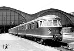Die deutsche Wehrmacht hatte während des Zweiten Weltkriegs in den Niederlanden mehrere 1937 gebaute vierteilige Triebzüge der Bauart Mat '36 der Niederländischen Eisenbahnen requiriert und nach Mecklenburg verbracht. Nachdem der deutsche Vorkriegstriebwagen ET 25 012 1957 erfolgreich aufgearbeitet worden war, beabsichtigte die DR 1959 auch die Wiederherstellung von drei dreiteiligen Triebzügen aus dem niederländischen Fahrzeugmaterial. Hierzu waren jedoch umfangreiche Umbauten notwendig. Dies betraf in erster Linie die elektrische Ausrüstung, da die Triebwagen auf das niederländische Stromsystem von 1500 V Gleichstrom ausgelegt waren und auf das deutsche Wechselstromsystem mit 15 kV 16 2/3 Hz umgebaut werden mussten. Hinzu kamen ehrgeizige Pläne zur Verkürzung der Wagenkästen auf 24 m, eine neue Fenster- und Türanordnung und eine Vergrößerung der Führerräume. 1965 wurde dann der Triebzug endlich fertiggestellt. Der ET 25 201 wurde beim Bw Leipzig Hbf West beheimatet und als Schnell- und Eilzug zwischen Magdeburg, Erfurt und Zwickau eingesetzt. Er erwies sich aber als recht störanfällig, was auch durch Motorenüberlastung aufgrund des nachträglich eingefügten Mittelwagens bedingt war. Später wurde der Triebzug daher nur noch dreiteilig eingesetzt. 1971 wurde er ausgemustert. (1969) <i>Foto: Michael Malke</i>